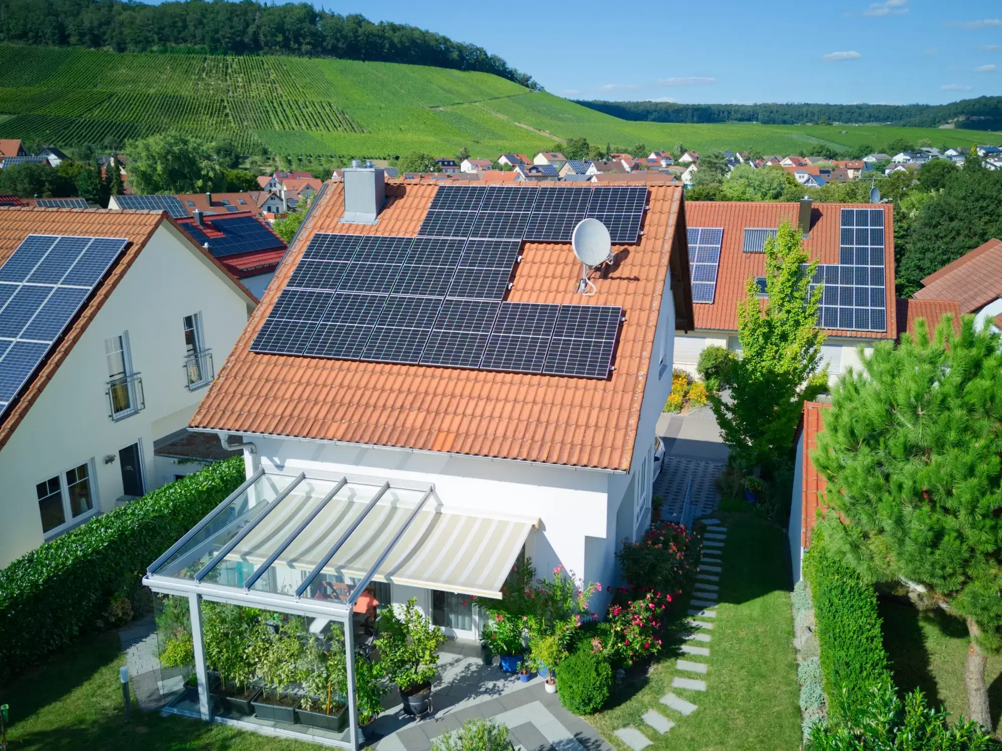 Einfamilienhaus mit Photovoltaikanlage vor den Weinbergen in Hohenlohe