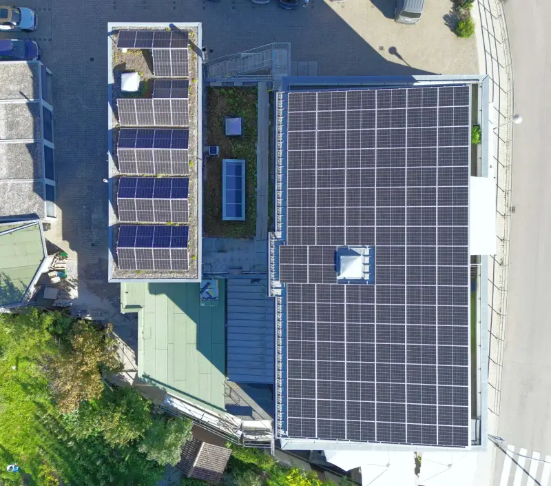 Große Photovoltaikanlage auf einem Gewerbedach von oben